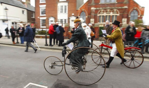 A Portsmouth, ville natale de Charles Dickens, sa mémoire a été honorée pour son bicentenaire, devant la maison de son enfance et en l'église Sainte-Mary.
Le prince Charles et Camilla Parker Bowles ont pris part le 7 février 2012 aux célébrations du bicentenaire de la naissance de Charles Dickens. A Londres, ils ont profité d'une lecture privée de l'actrice Gillian Anderson au Charles Dickens Museum, puis d'un service religieux à l'abbaye de Westminster.