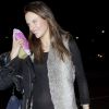 Alessandra Ambrosio bien enceinte à son arrivée à l'aéroport de Los Angeles le 7 février 2012