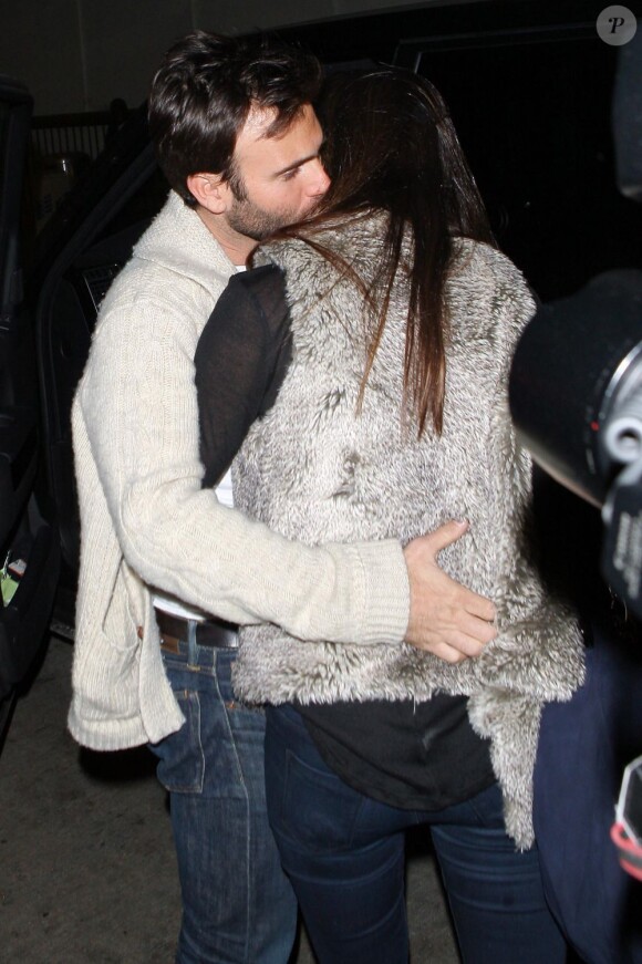 Alessandra Ambrosio bien enceinte à son arrivée à l'aéroport de Los Angeles le 7 février 2012
