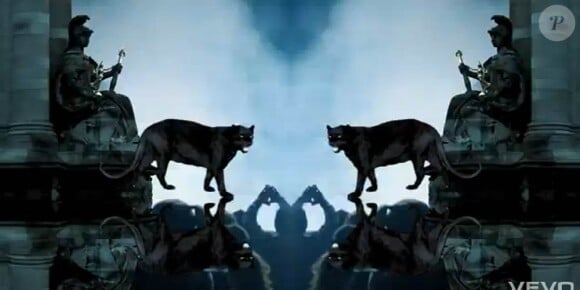 Effets de symétrie sur éléments symboliques et mythologiques, pour une scénographie hallucinante.
Jay-Z et Kanye West métamorphosent le réel avec le clip de Niggas in Paris, extrait de leur album collaboratif Watch The Throne.