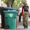 Rihanna, vêtue d'un look militaire, se balade dans les rues de Los Angeles. 10 février 2011
