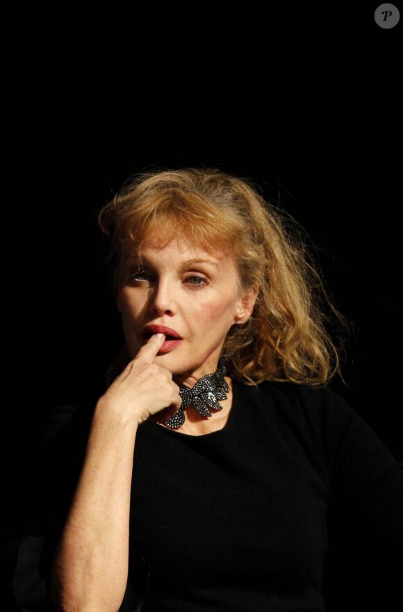 Arielle Dombasle dévoile le palmarès de la 14e édition du Festival de Luchon. Le 11 février 2012
