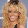 Rihanna, radieuse, arrive à la 54e cérémonie des Grammy Awards au Staples Center de Los Angeles le 12 février 2012 