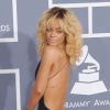 Rihanna affiche un décolleté dans le dos des plus sexy lorsqu'elle arrive à la 54e cérémonie des Grammy Awards au Staples Center de Los Angeles le 12 février 2012 