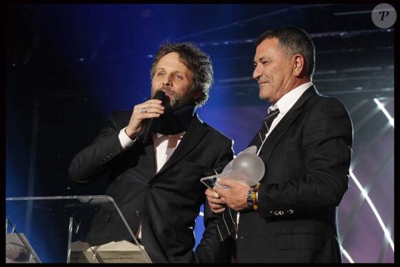 Stéphane Guillon reçoit son Globe de cristal du meilleur one-man show des mains de Jean-Marie Bigard, à paris, le 6 février 2012.