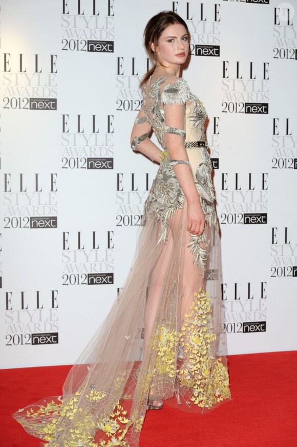 Tali Lennox effectue des premiers pas réussis sur le tapis rouge des Elle Style Awards 2012 avec cette création Julia Macdonald. Londres, le 13 février 2012.