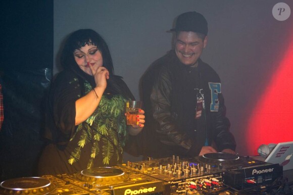 Beth Ditto a assuré un DJ set explosif lors de la folle nuit de l'éphémère Crazy Club de J&B, au coeur du Jardin des Tuileries, à Paris, le 8 février 2012. Après la Chromatic Night en 2010 et l'Excentric Night en 2011, la marque de whisky organisait une Crazy Night pleine de couleurs.