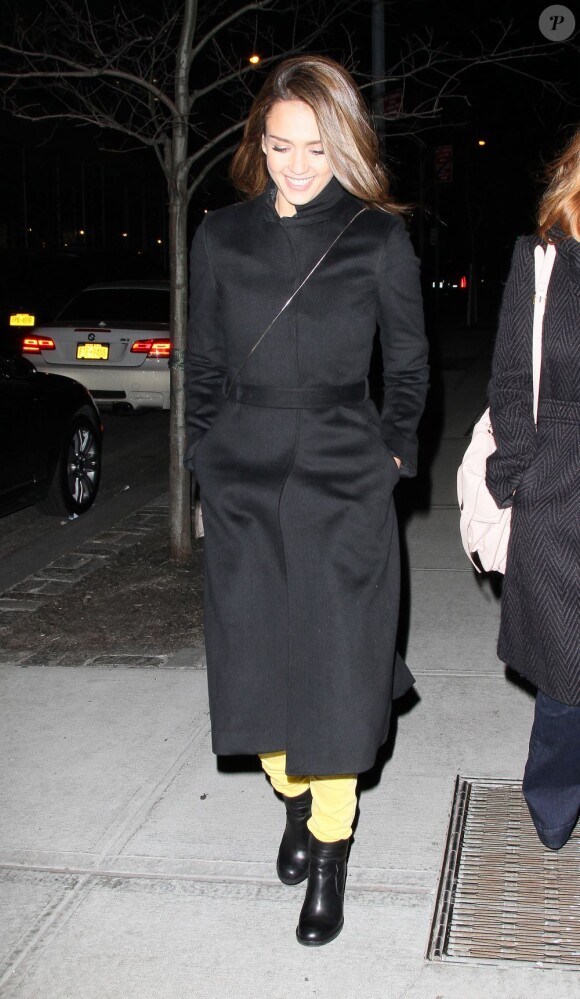 Jessica Alba souriante et radieuse à New York. Le 14 février 2012