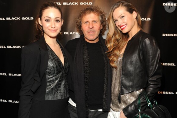 Renzo Rosso, très bien entourée avec l'actrice Emmy Rossum et le top model Petra Nemcova, assistent au défilé Diesel Black Gold à New York, le 14 février 2012.