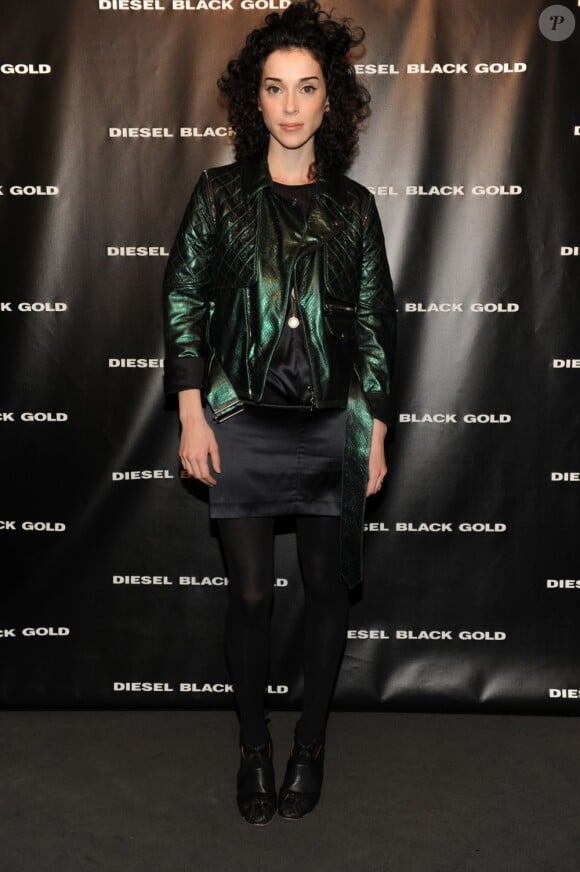 La chanteuse Annie Clarck (St. Vincent) au défilé Diesel Black Gold à New York, le 14 février 2012.