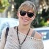 Elsa Pataky s'apprête à déjeuner avec une amie à Los Angeles, le mercredi 1er février 2012.