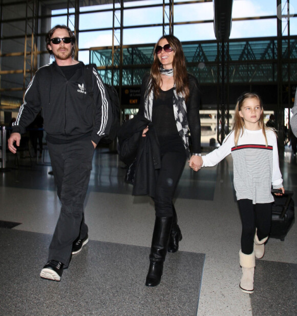 Christian Bale, sa femme Sandra Blazic et leur fille Emmeline, à l'aéroport de Los Angeles le 11 février 2012.