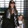 Christian Bale, son épouse Sandra Blazic et leur fille Emmeline, à l'aéroport de Los Angeles le 11 février 2012.
