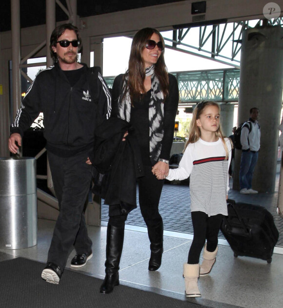 Christian Bale, sa femme Sandra Blazic et leur fille Emmeline, à l'aéroport de Los Angeles le 11 février 2012.