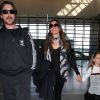 Christian Bale, sa femme Sandra Blazic et leur petite fille Emmeline, à l'aéroport de Los Angeles le 11 février 2012.