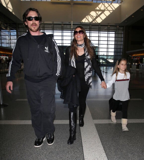 Christian Bale, sa femme Sandra Blazic et leur petite fille Emmeline, à l'aéroport de Los Angeles le 11 février 2012.