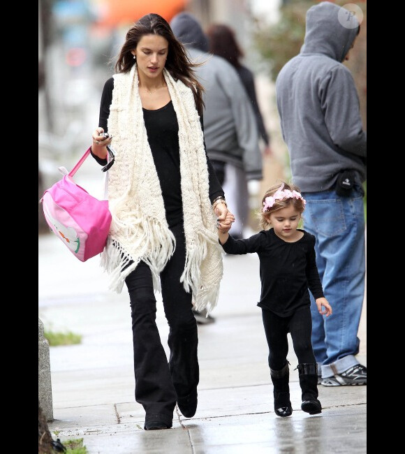 Alessandra Ambrosio avec sa petite fille Anja le 15 février 2012 à Los Angeles