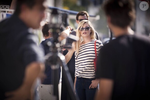 Kate Moss en plein shooting à Londres pour la campagne printemps-été 2012 de Vogue Eyewear.