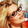 Kate Moss, égérie vivante pour Vogue Eyewear et sa collection printemps-été 2012.