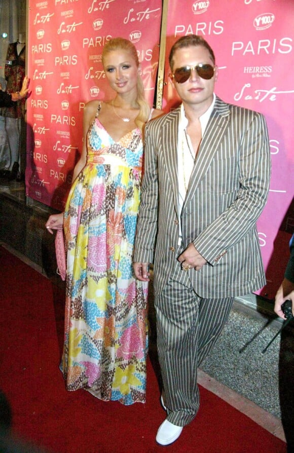 Scott Storch au club Suite de Miami en août 2006 avec Paris Hilton, dont il a produit le premier album. Le producteur star a été arrêté à Las Vegas le 4 février 2012 en possession de cocaïne, dont il était censé avoir décroché.