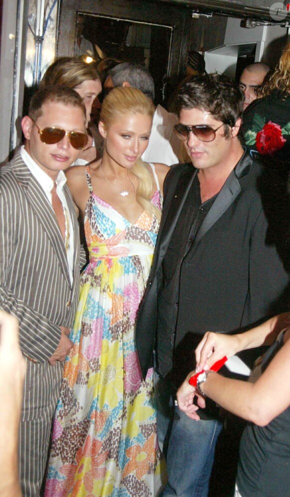 Scott Storch au club Suite de Miami en août 2006 avec Paris Hilton, dont il a produit le premier album. Le producteur star a été arrêté à Las Vegas le 4 février 2012 en possession de cocaïne, dont il était censé avoir décroché.