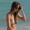 Le top Behati Prinsloo sur une plage de Miami le 16 février 2012