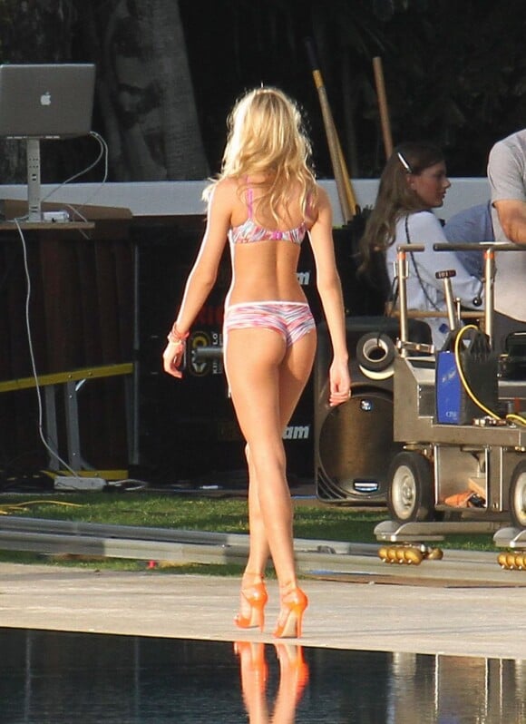 Candice Swanepoel en plein travail à Miami pour les besoins de la marque Victoria's Secret. Le 16 février 2012
