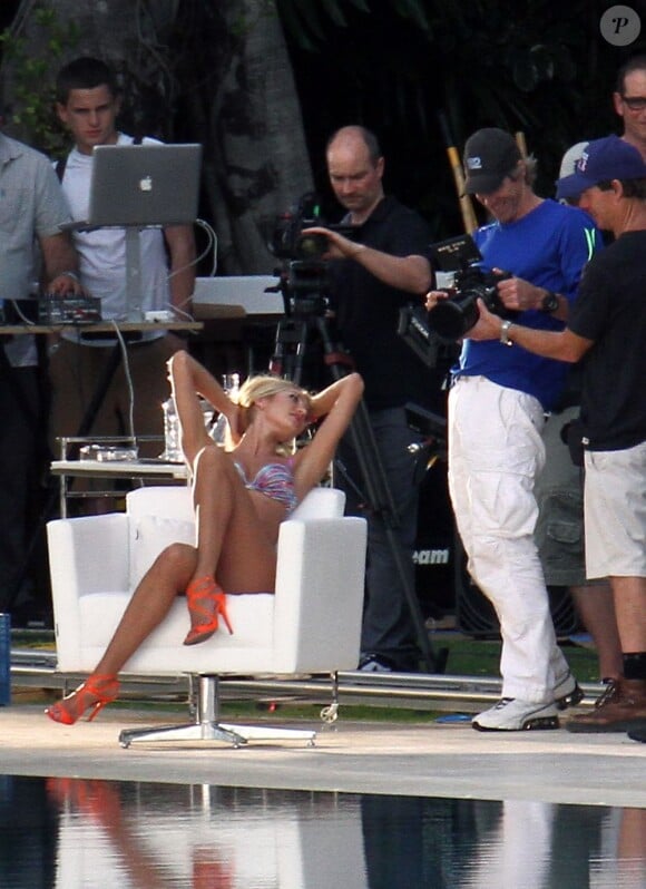 Candice Swanepoel en plein shooting pour Victoria's Secret à Miami. Le 16 février 2012