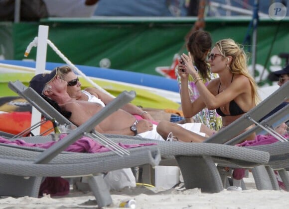 Exclusif : la très belle Candice Swanepoel en vacances dans l'île de Saint-Barthélémy fin janvier 2012.