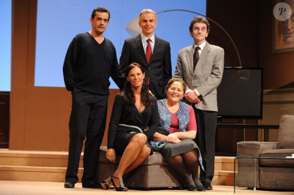 La troupe de la pièce Piège à Matignon, au théâtre du Gymnase, le 16 février 2012
