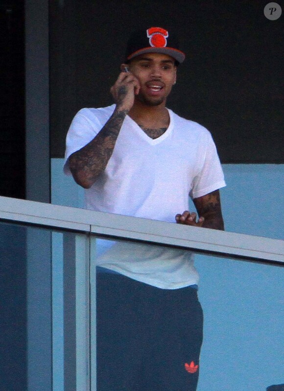 Chris Brown au balcon d'un hôtel de Miami, le 15 février 2012.
