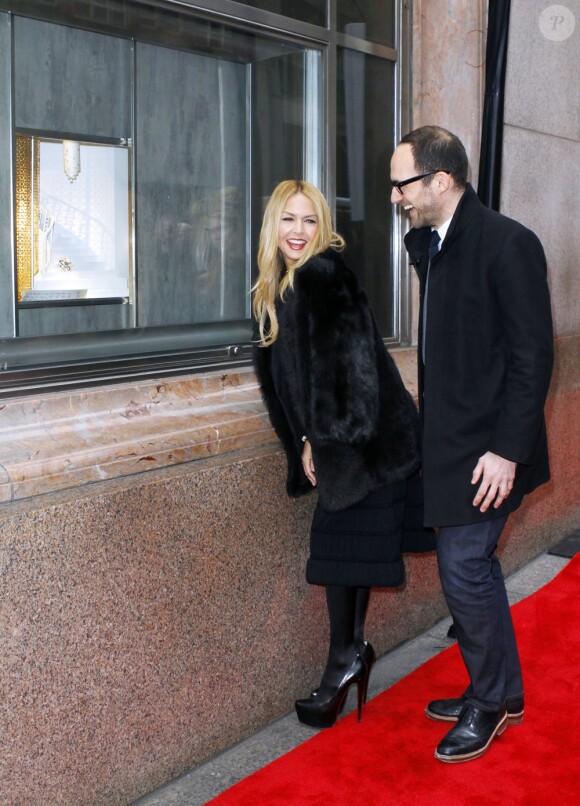 Rachel Zoe et Richard Moore posent près de la vitrine sixties de Tiffany & Co. New York, le 16 février 2012.