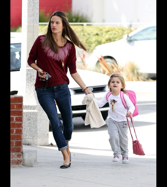 Alessandra Ambrosio et son adorable Anja se rendent à l'école à Santa Monica à Los Angeles le 17 février 2012 