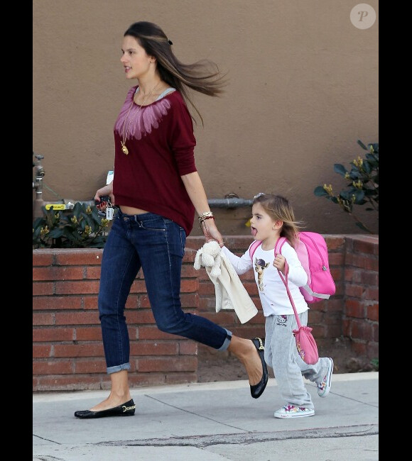 Alessandra Ambrosio : une super maman poule prête à tout pour que sa petite Anja arrive à l'heure à l'école à Santa Monica à Los Angeles le 17 février 2012 