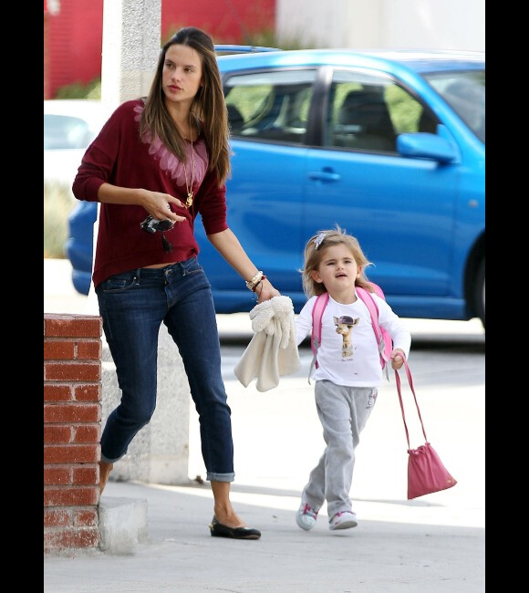 Alessandra Ambrosio semble être en retard alors qu'elle dépose sa fille Anja à l'école à Santa Monica à Los Angeles le 17 février 2012 