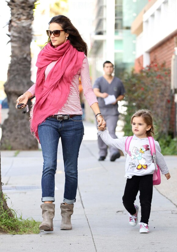 Photos exclusives : Alessandra Ambrosio va chercher sa fillette Anja à l'école de 14 février 2012
