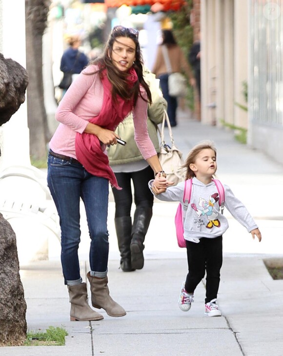 Photos exclusives : Alessandra Ambrosio va chercher sa fillette Anja à l'école de 14 février 2012