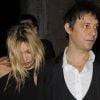 Kate Moss n'arrive à plus à se tenir alors qu'elle sort du défilé Stella McCartney en compagnie de son homme Jamie Hince à Londres le 18 février 2012
