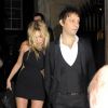 Kate Moss, soutenue par Jamie Hince, titube à la sortie du défilé Stella McCartney à Londres le 18 février 2012