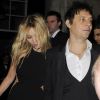 Kate Moss n'arrive plus à se tenir debout mais peut compter sur le soutien de son homme Jamie Hince à la sortie du défilé Stella McCartney à Londres le 18 février 2012