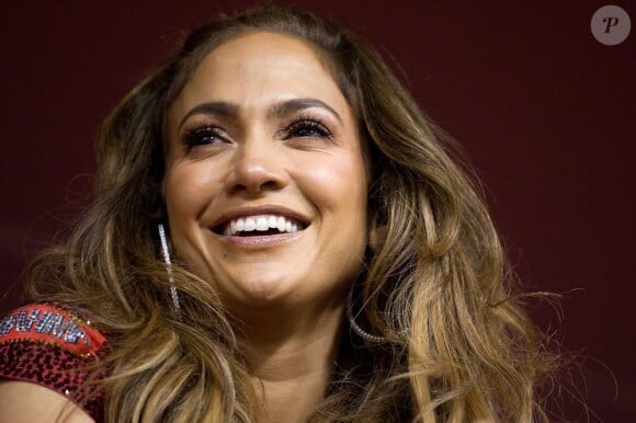 Jennifer Lopez retombe en adolescence et profite du Carnaval de Rio au Brésil. Le 19 février 2012
