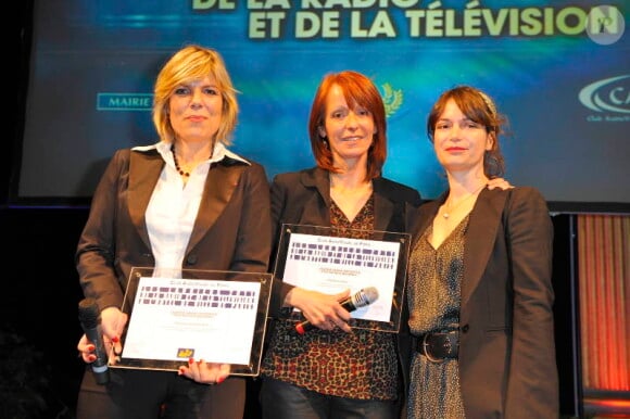 Patricia Allémonière et Caroline Sinz lors de la 17ème cérémonie des Lauriers 2011 de la télévision et de la radio, à l'hôtel de ville de Paris, le 20 février 2012
