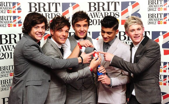 Le boys band One Direction a reçu le trophée du Meilleur single pour What Makes You Beautiful. 21 février 2012