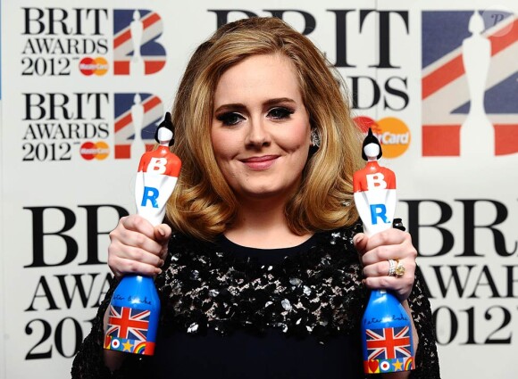 Adele a reçu le trophée de la Meilleure artiste féminine britannique mais aussi celui du Meilleur Album de l'année aux Brit Awards. 21 février 2012