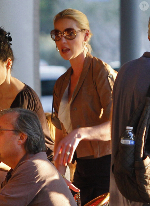 La jolie Katherine Heigl rejoint des amis pour le déjeuner à Los Angeles, le 22 février 2012