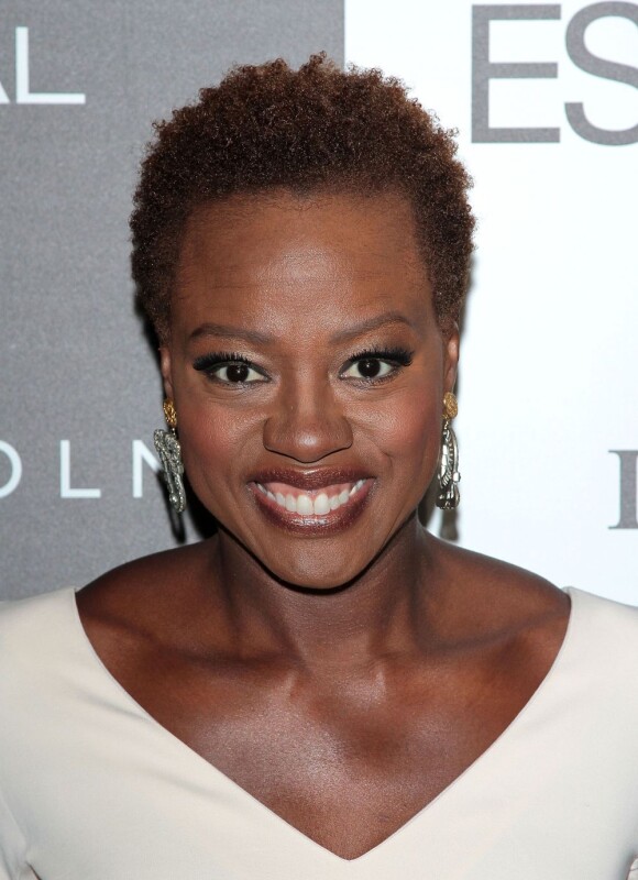L'actrice nominée aux Oscars Viola Davis, honorée par le magazine Essence lors du déjeuner Black Women in Hollywood. Elle porte une robe Victoria Beckham. Beverly Hills, le 23 février 2012.