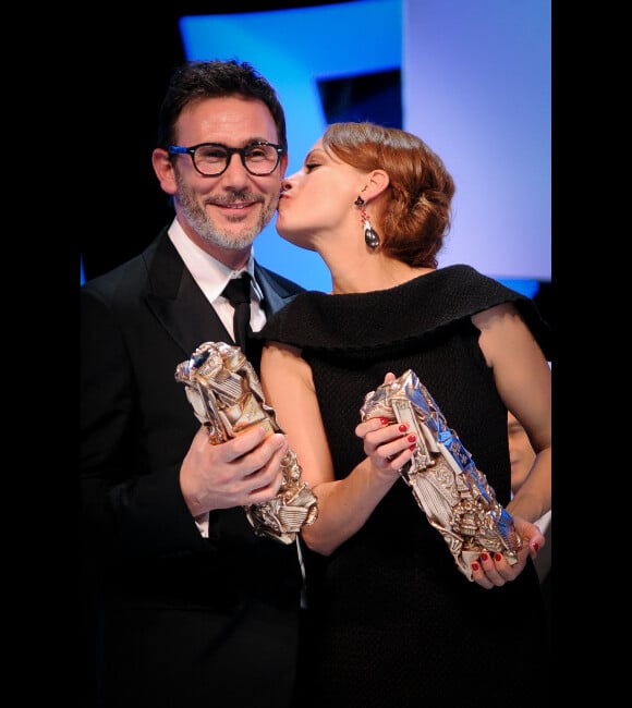 Bérénice Bejo, sacrée meilleure actrice, et son compagnon Michel Hazanavicius, récompensé par le prix du meilleur réalisateur, lors de la cérémonie des César, à Paris le 24 février 2012.