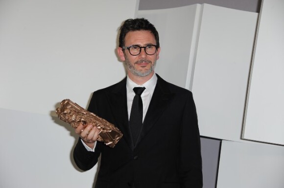 Michel Hazanavicius, récompensé par le prix du meilleur réalisateur lors de la cérémonie des César, à Paris le 24 février 2012.