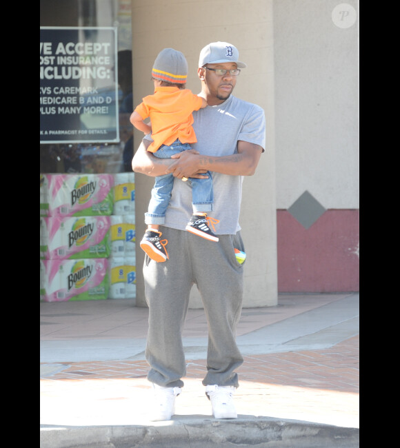 Bobby Brown, en compagnie de son petit Cassius, à Los Angeles, le vendredi 24 février 2012.