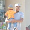 Bobby Brown, en compagnie de son petit Cassius, à Los Angeles, le vendredi 24 février 2012.